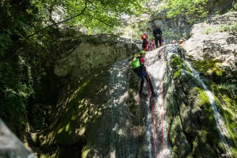 3 Menschen beim Canyoning.