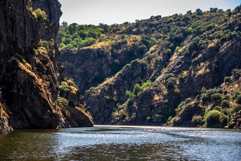 Douro Internacional park canyon vanaf het water.