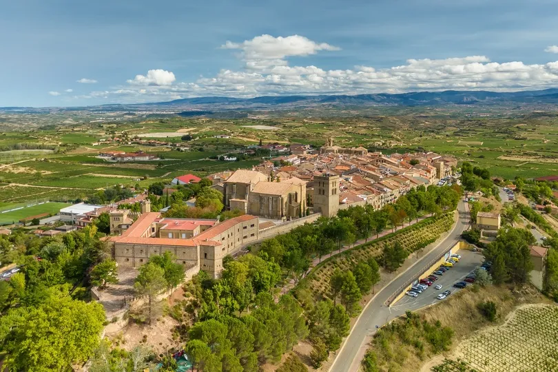 Vogelview over de middeleeuwse stad Laguardia gebouwd op een heuvel.
