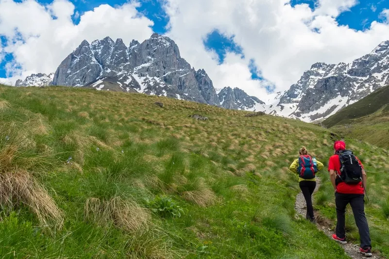 Twee wandelaars op de Juta en Chaukhi route in Georgië.