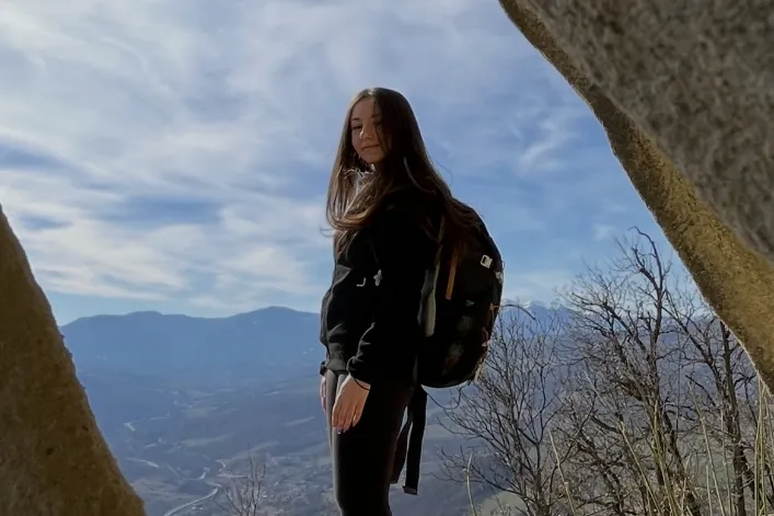 Vrouw staat in Italië.