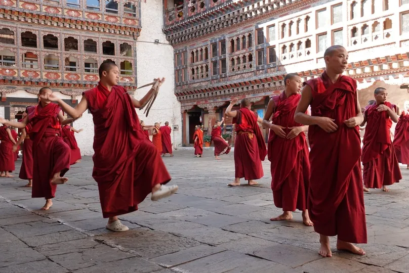 Lokale mensen in Bhutan in traditionele kleding.