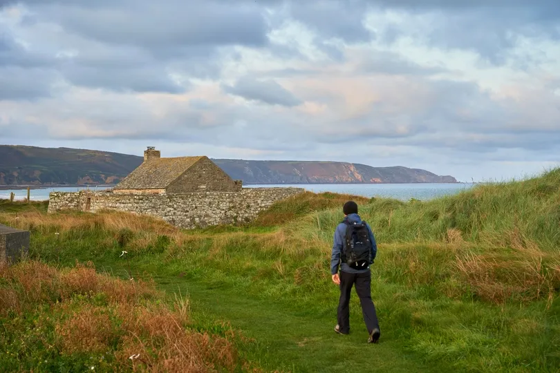 Wandelaar loopt langs de kust in Normandië.