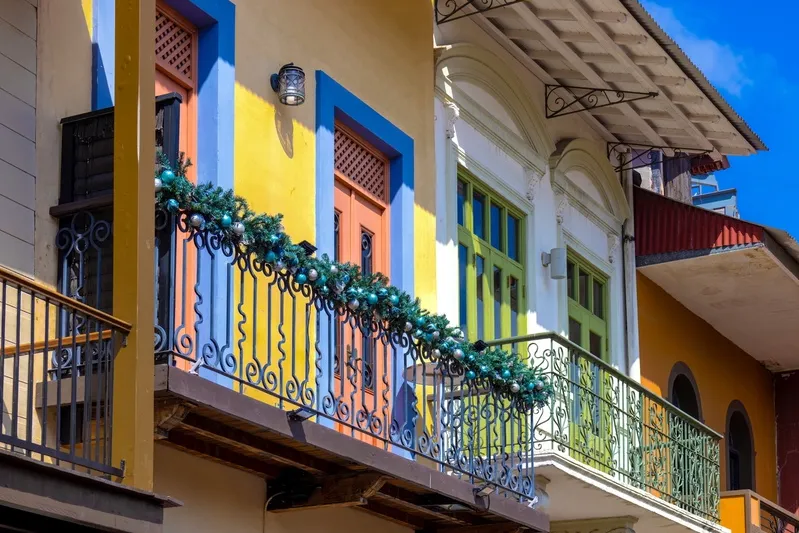Individuele rondreis Panama - gekleurde huisjes in Panama stad.