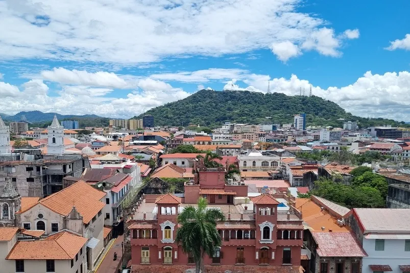 Individuele rondreis Panama - uitzicht op Panama stad met bergen.