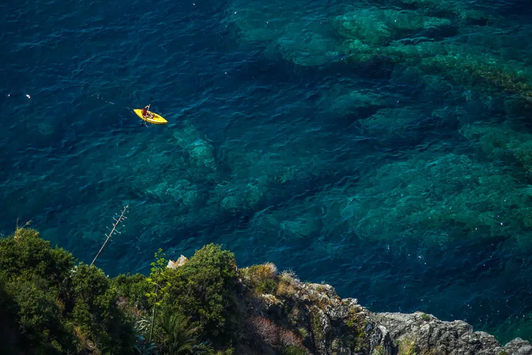 Kajakken aan de kust van Cinque Terre.