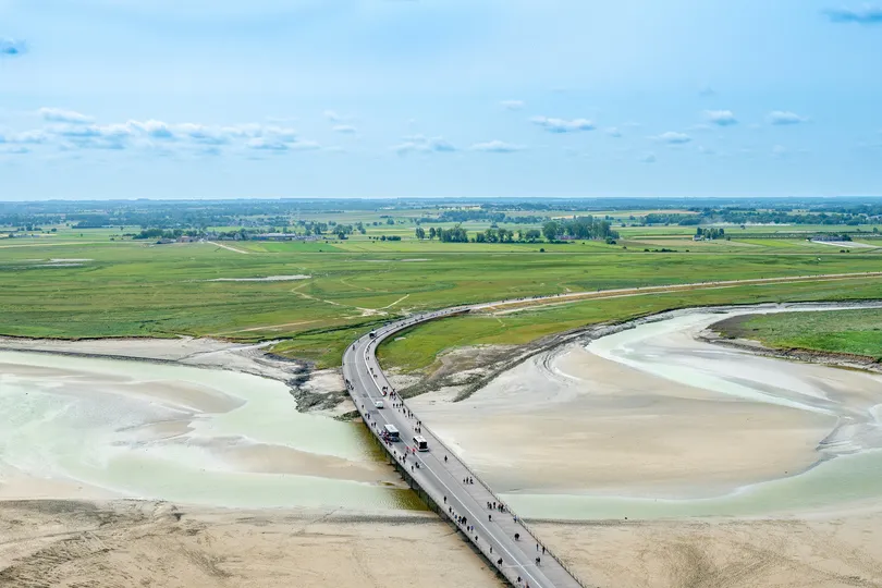 Landschap in Mont Saint-Michel met brug. 