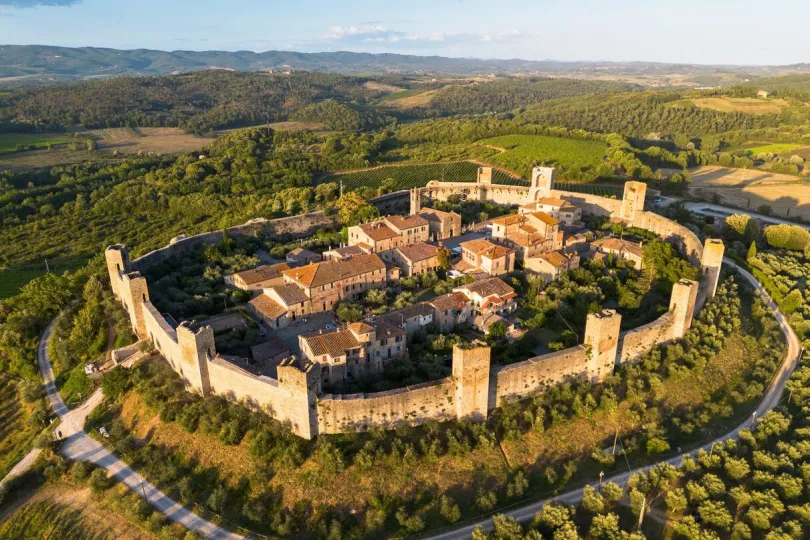Bovenaanzicht van Monteroggio omringt door een stadsmuur.
