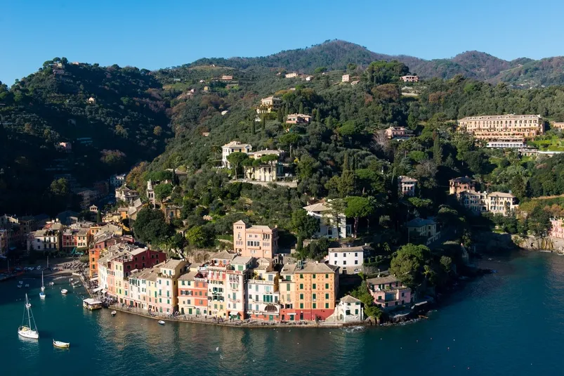 Uitzicht over het water en het vaste land van Portofino.