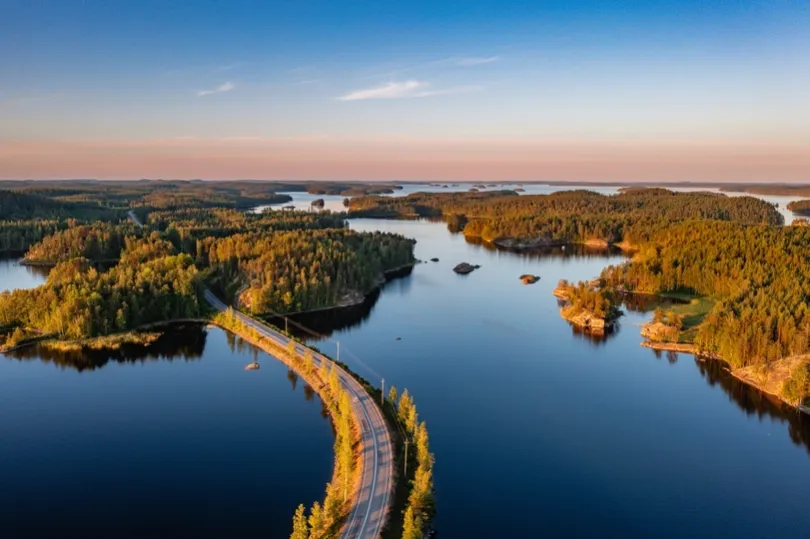 Autoweg door het Saimaa meer in Finland.