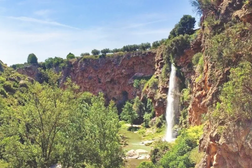 Waterval Salto de la Novia tussen bergen in Navajas, Spanje.