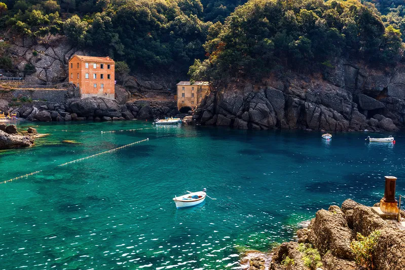 Een bootje in het water van San Fruttuoso.