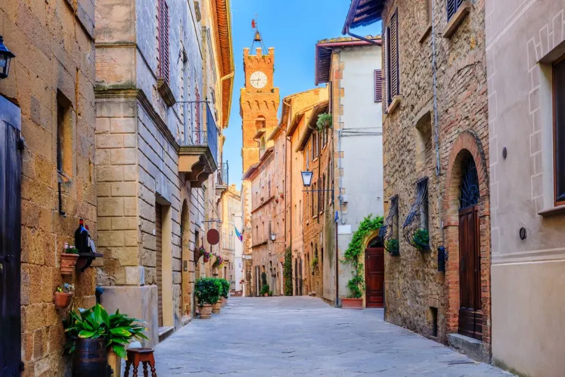 Een straat met een kloktoren in Siena, Toscane.