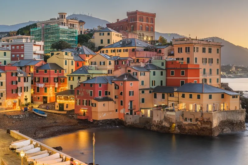 Huizen aan het water in Italië.