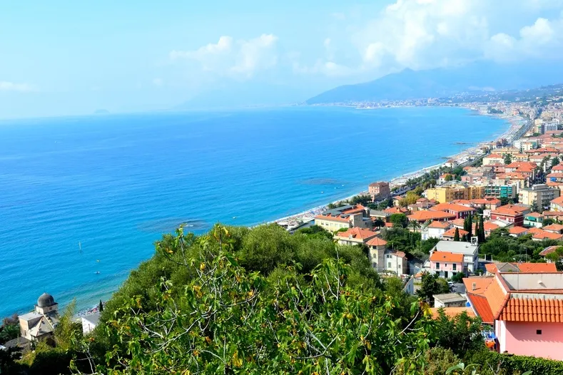 Uitzicht op Borgio Verezzi in Ligurië. 