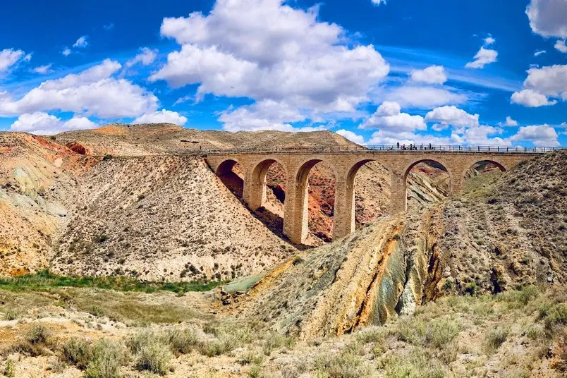 Via Verde de Ojos Negros spoorweg in Valencia tussen Bergen.