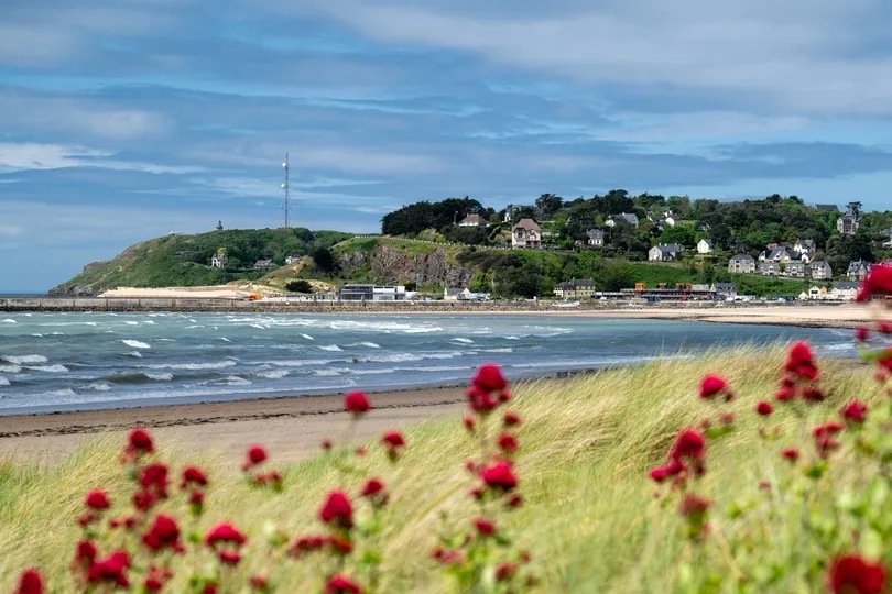 Uitzicht op de kustplaats van Barneville-Carteret met een onstuimige zee.