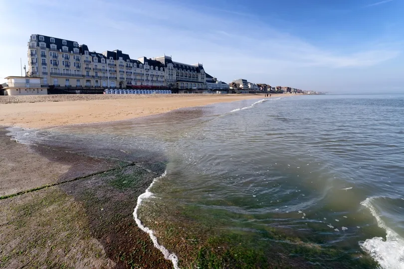 Op het strand van Cabourg in Normandië met uitzicht op de boulevard.