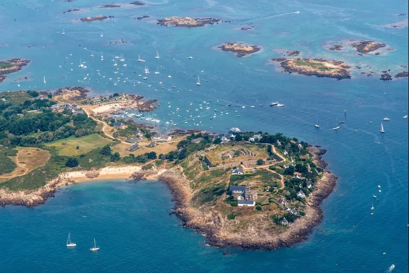 Een vogelview over de Chausey eilanden in Normandië.