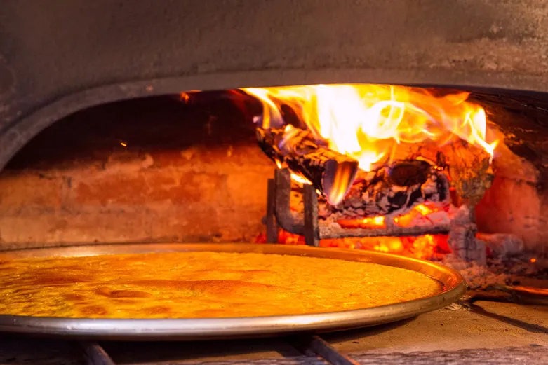 Een Italiaans gerecht, farinata, wordt bereid in de oven.