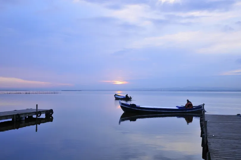 Vissersbootjes in het Albufera meer in Valencia.