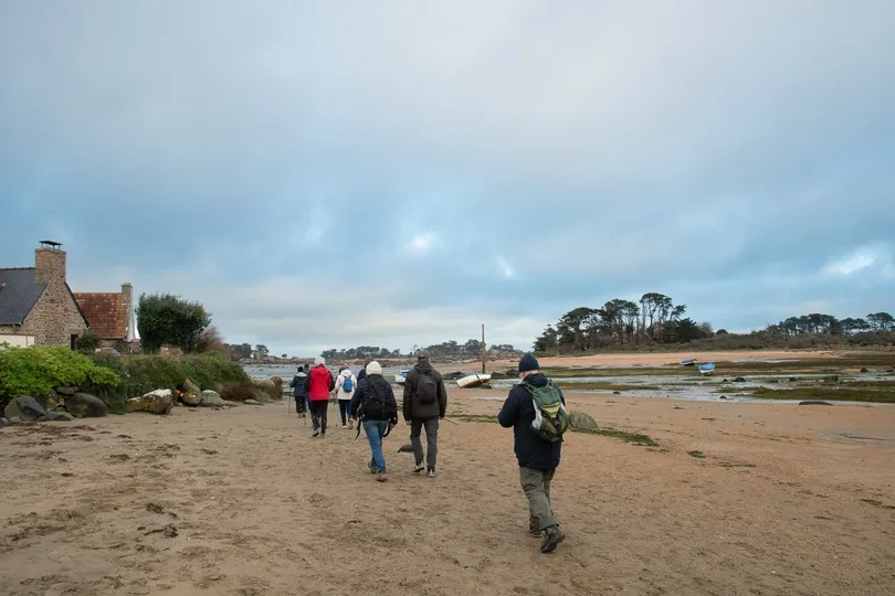 Groep wandelaren loopt langs de kust in Frankrijk.
