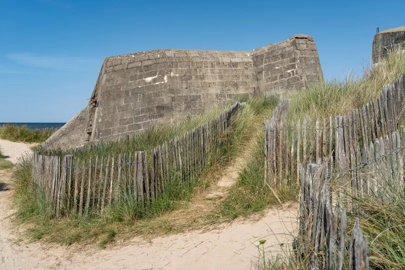 Een ruïne van een oude bunker in de duinen van Normandië.