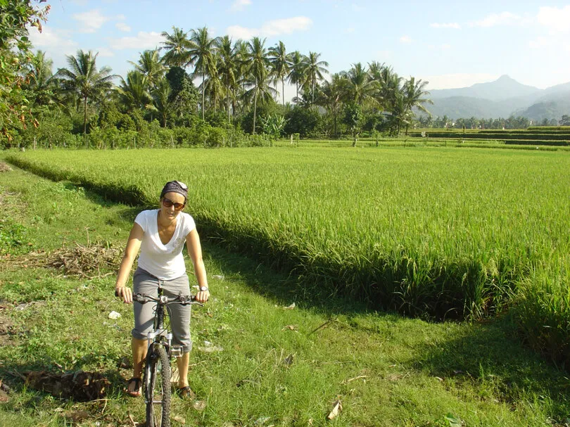 Excursies Indonesië - fietser op het platteland op Lombok.
