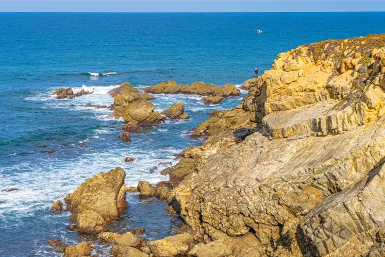 Uitzicht op rotsen en zee in Portugal.