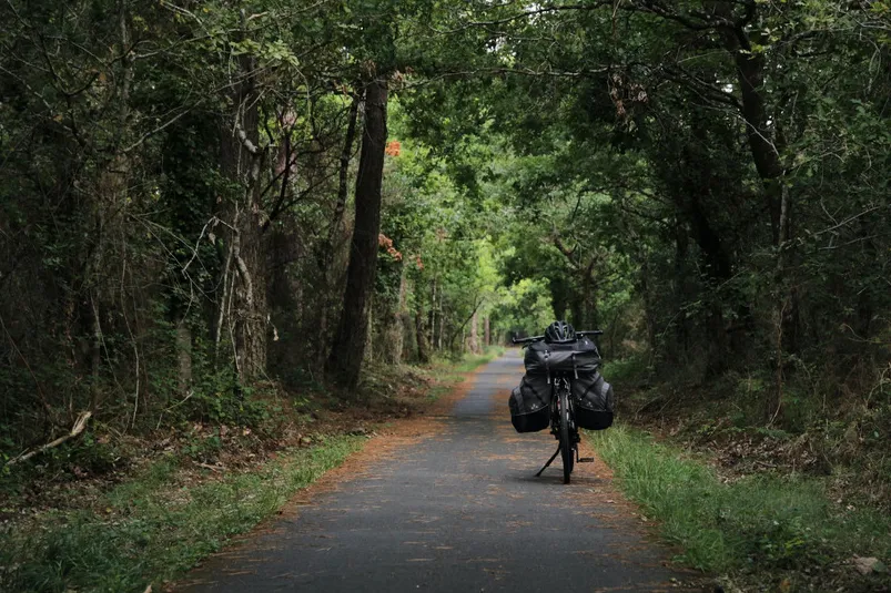 Voies Vertes weg met een fiets in Bretagne, Frankrijk.
