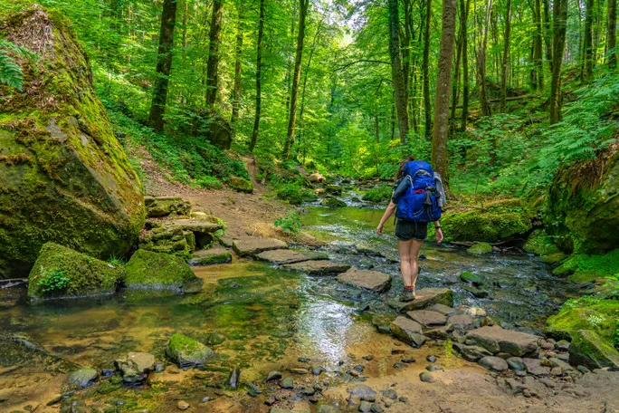 Wandelaar in de natuur in Luxemburg.