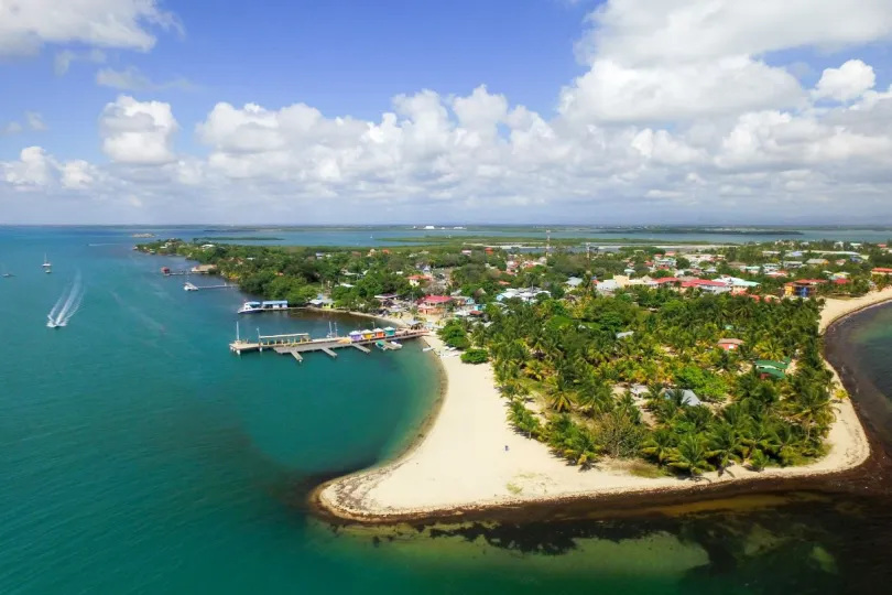 Rondreis Belize en Guatemala - kust van Placencia met helderblauw water.