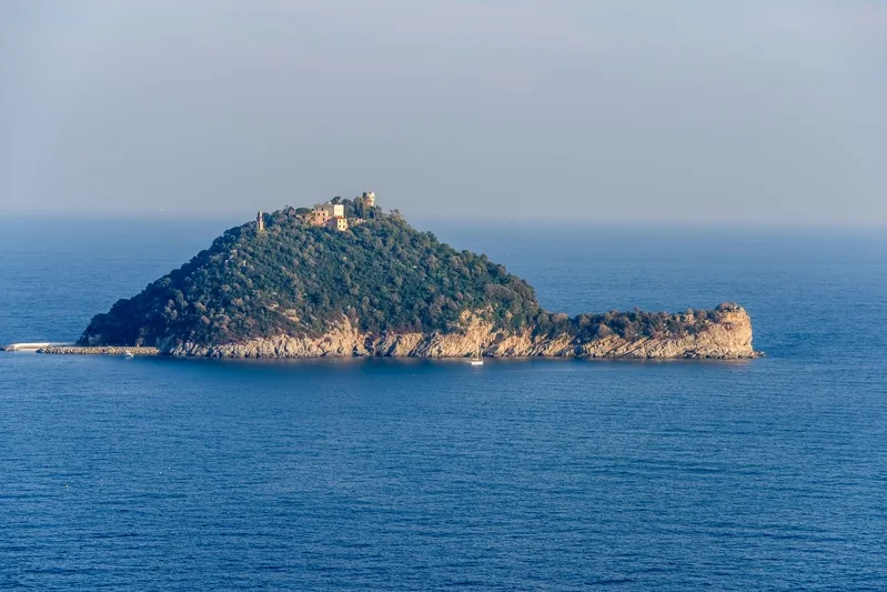 Rondreis Ligurië en Toscane - uitzicht op het Gallinara eiland in Italië.