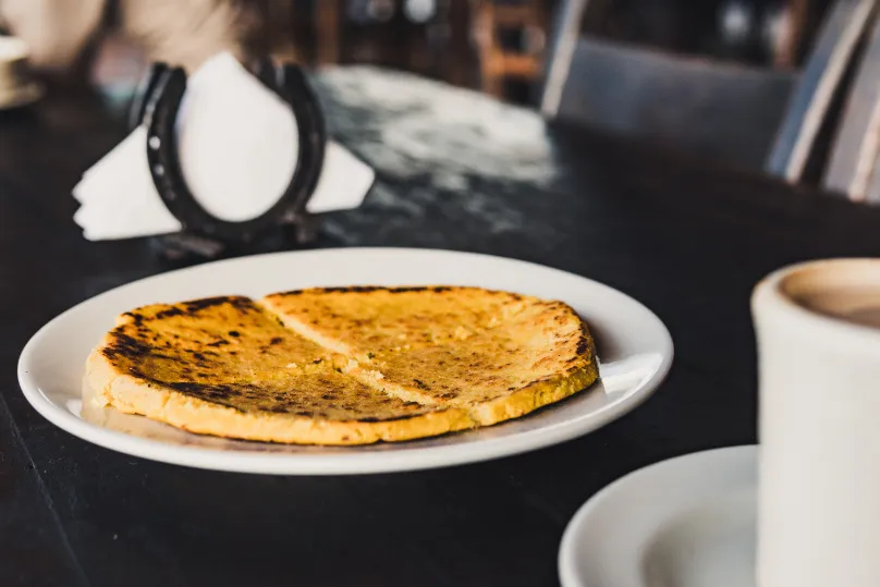 Santander Colombia - Arepa op een bord.