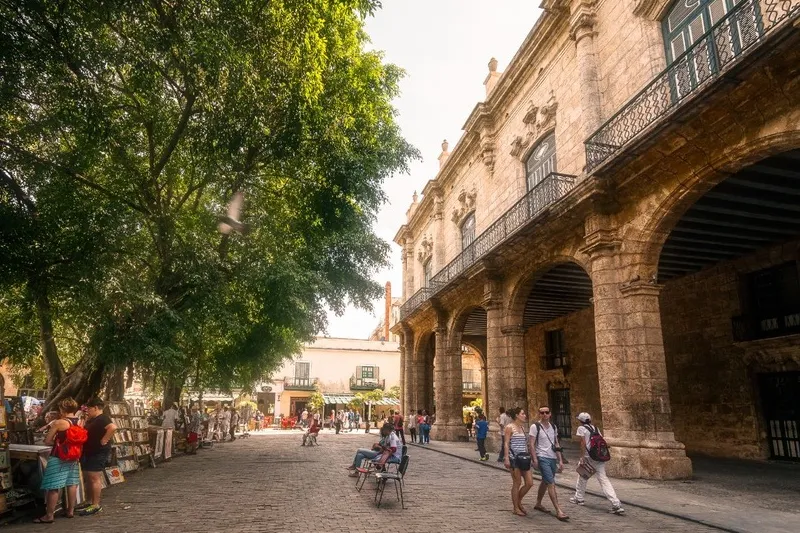 Cuba hoogtepunten - straat in Havana met toeristen.