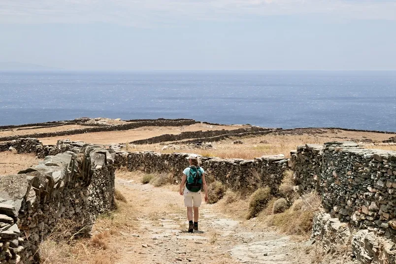 Wandelaar met uitzicht op de zee in Sifnos, Griekenland.