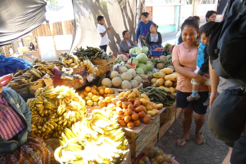Guatemala tips - markt met locals in San Juan Lake Atitlán.