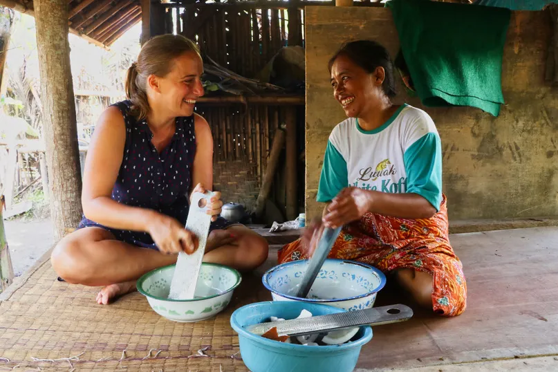 Rondreis Lombok - reiziger met local kokosolie maken.