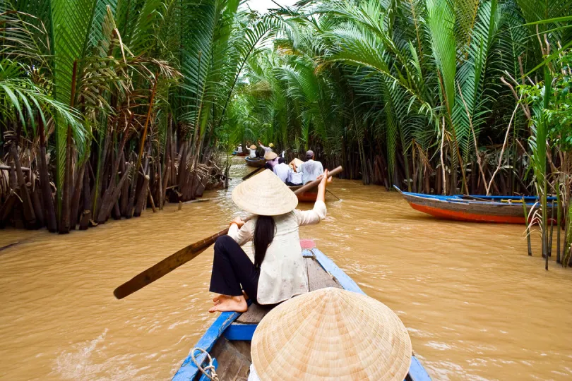 Boottocht door palmbegroeiing in de Mekongdelta.