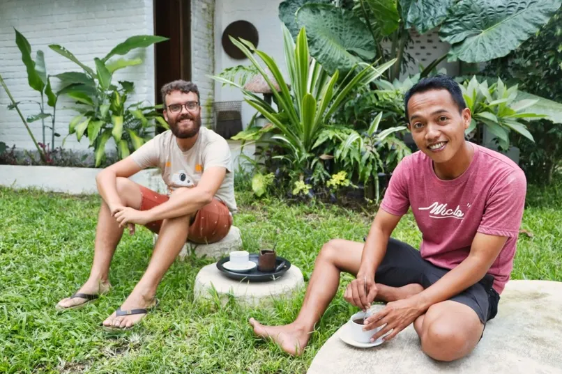 Rondreis Lombok Indonesië - reiziger en local bij een homestay.
