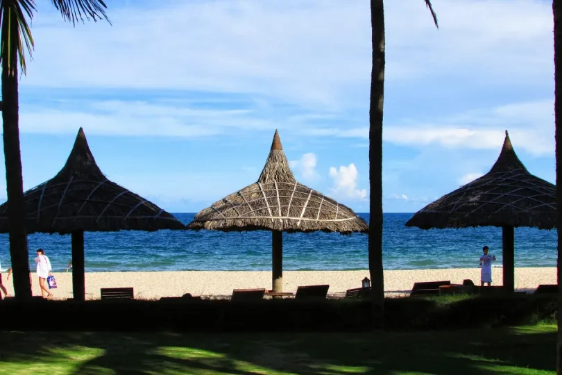 Strand met rieten parasols in Mui Ne.
