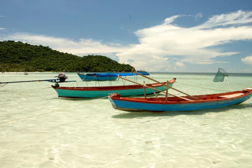 Boten in de zee bij Phu Quoc.