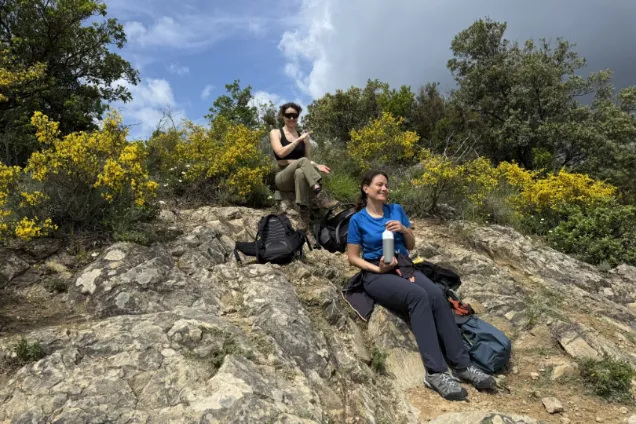 Twee vrouwen zitten in de natuur in Toscane.
