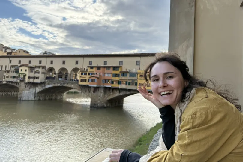 Vrouw staat in Florence.