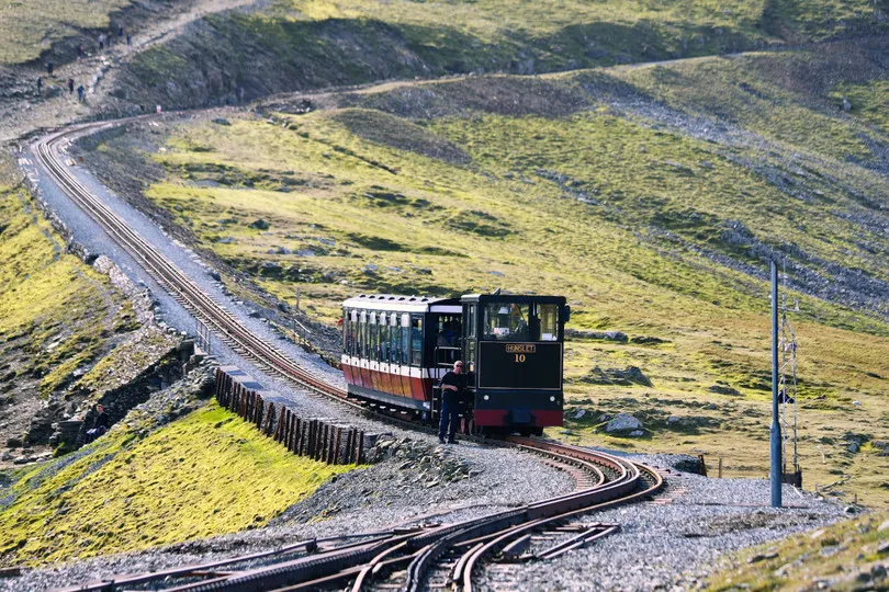 Wales Snowdonia National Park met een oud treintje die door het heuvelachtige landschap rijdt.