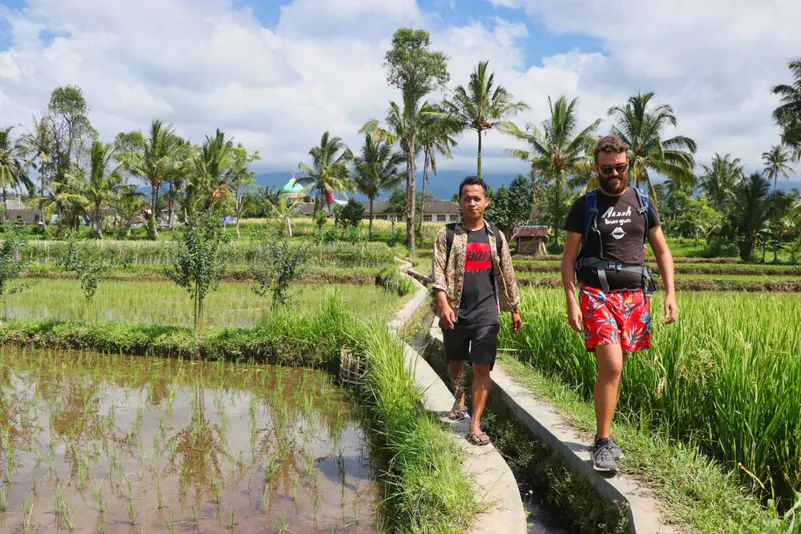 Reiziger aan het wandelen met Mr. Mu op Lombok, Indonesie.