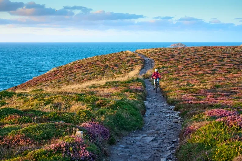 Fietser langs de granietkust in Bretagne, Frankrijk.