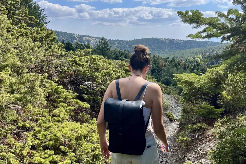 Wandelaar in de bergen in Sifnos, Griekenland.