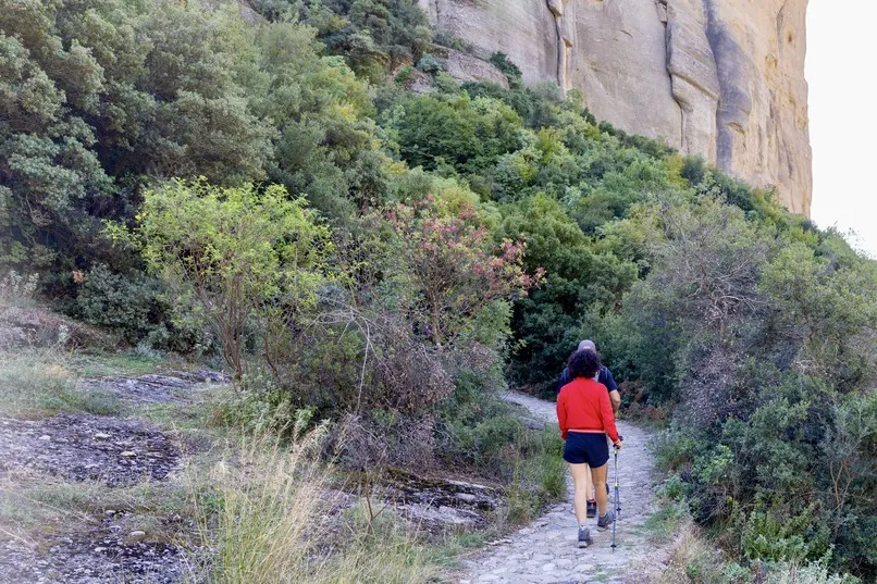Wandelaar in de bergen in Sifnos, Griekenland.