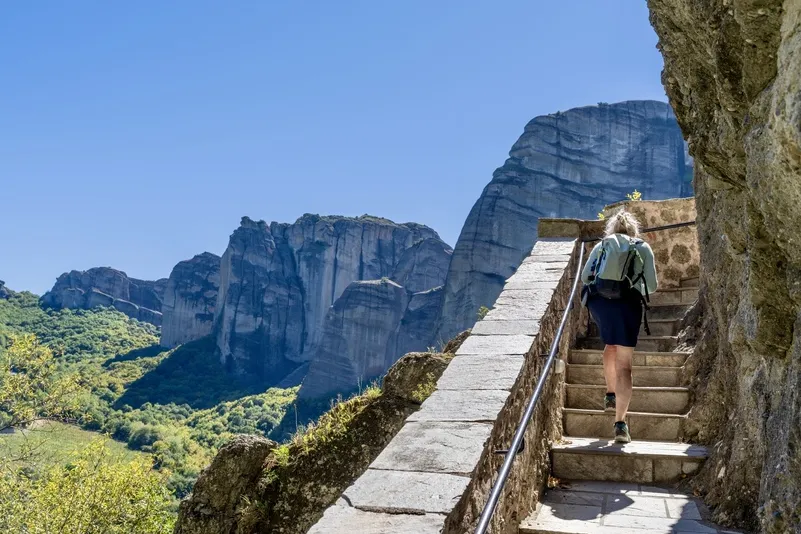 Wandelaar in de bergen in Sifnos, Griekenland.